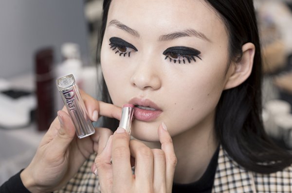 Бьюти-дайджест: от макияжа с показа Dior до онлайн-диагностики акне 
