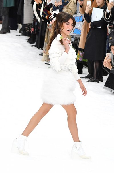 Пенелопа Крус дебютировала на подиуме на показе Chanel в память о Карле Лагерфельде 