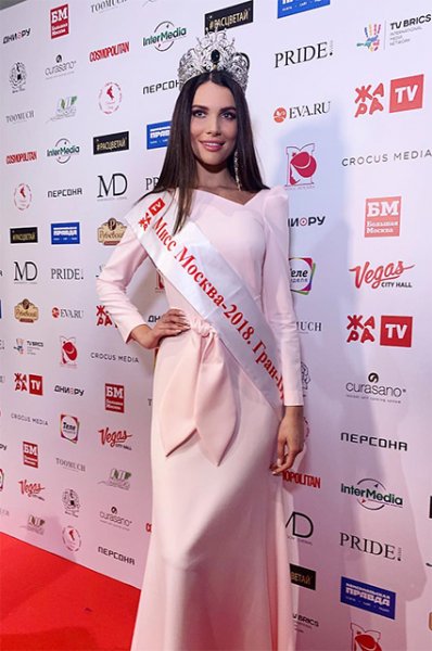 Победительницу конкурса "Мисс Москва" официально лишили титула и передали корону вице-мисс 