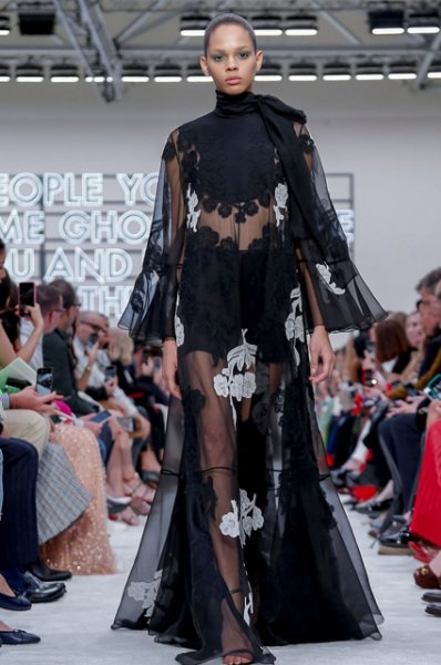 Неделя моды в Париже: Кайя Гербер, Наоми Кэмпбелл, Маша Федорова и другие на показе Valentino осень-зима 2019/2020 