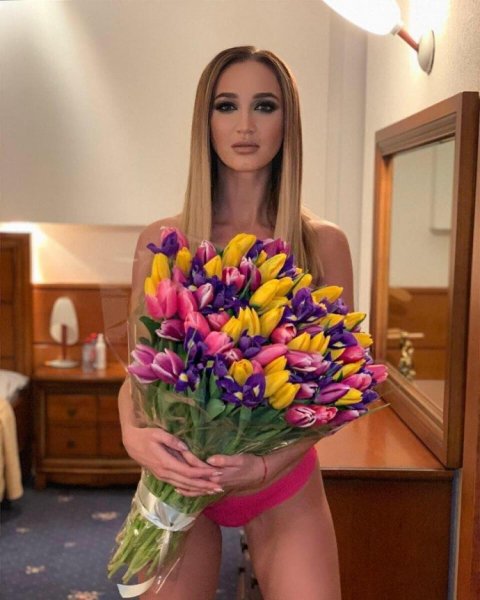 Ольга Бузова была в Екатеринбурге "в хлам" и размещала фото топлесс