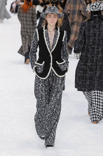 Неделя моды в Париже: Кристен Стюарт, Моника Беллуччи, Пенелопа Крус, Ирина Старшенбаум на показе Chanel 