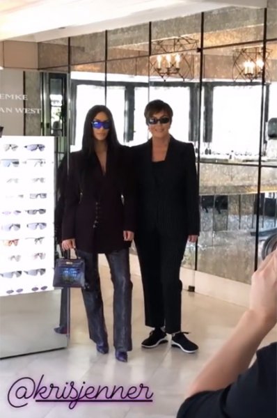 Ким Кардашьян с мамой Крис Дженнер презентовала коллекцию солнцезащитных очков 