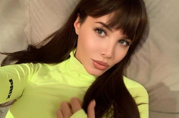 Анастасия Решетова обновила блог сексуальным снимком громадной груди
