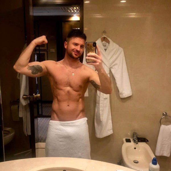 Перед финалом «Евровидения» Сергей Лазарев взорвал сеть снимком в полотенце