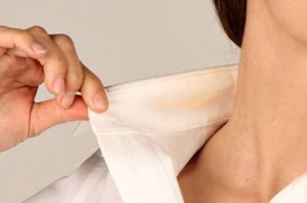 Бьюти-химчистка: как отстирать тональный крем и помаду с одежды 