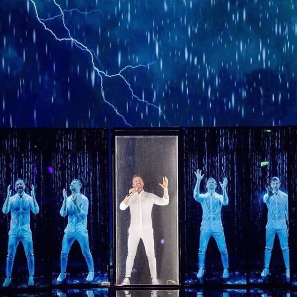 Перед финалом «Евровидения» Сергей Лазарев взорвал сеть снимком в полотенце