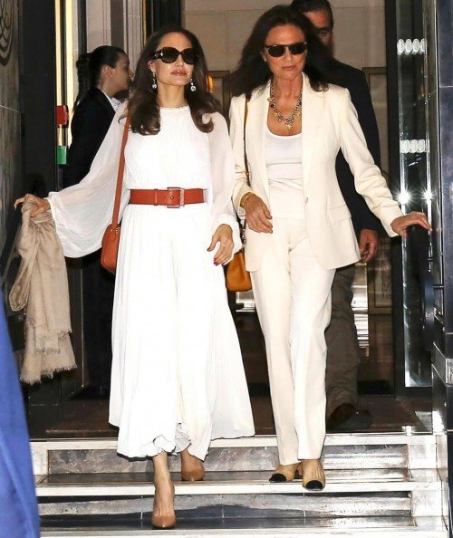 Анджелина Джоли в Париже: реклама Guerlain и прогулка с крестной мамой