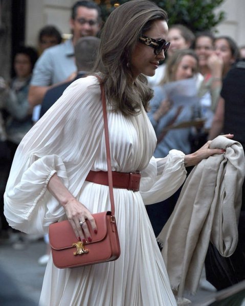 Образы Анджелины Джоли в Париже: от кружевной сорочки до стильного платья
