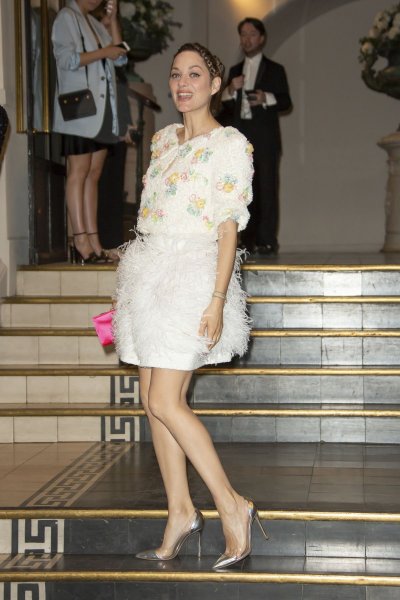 Актриса Марион Котийяр восхитила стройными ножками на мероприятии в Париже