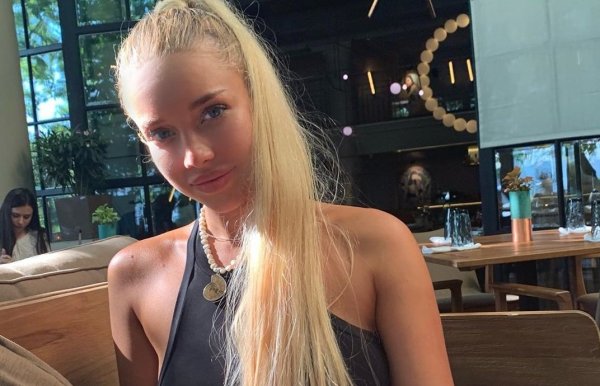 21-летняя Анастасия Михайлюта впервые показала голую грудь