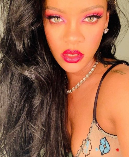 Rihanna  снова потрясает публику