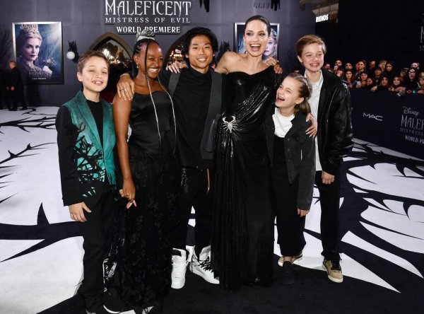 Анджелина Джоли в роскошном платье рассказала о новом фильме, детях и разводе