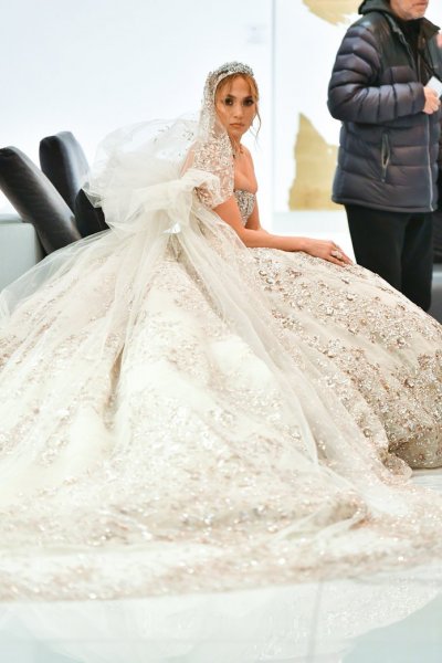 Дженнифер Лопес примерила свадебное платье