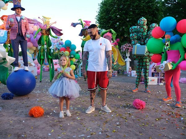 «Королева игрушек» Алиса Лобанова стала феей в клипе Тимати