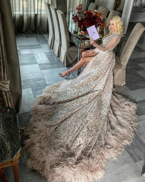 Яна Рудковская выбрала безумное платье для похода на бал Tatler