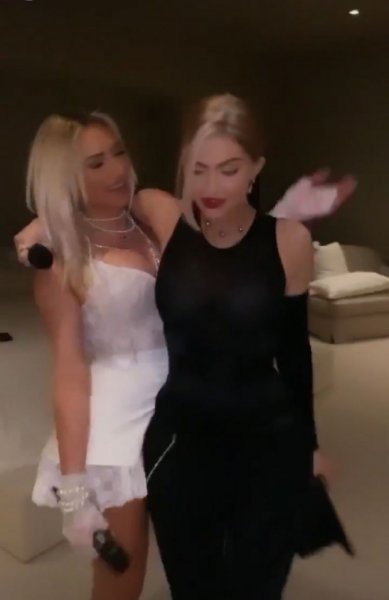 Кайли Дженнер и Анастасия Караниколау одеваются как Мадонна и Бритни Спирс на Хэллоуин — и воссоздают их знаменитый поцелуй