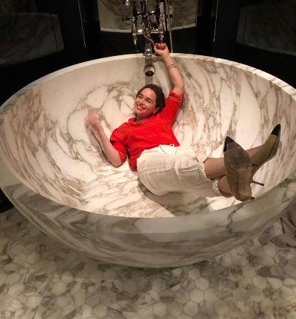 Эмилия Кларк подарила Джейсону Момоа на День рождения настоящую ванну