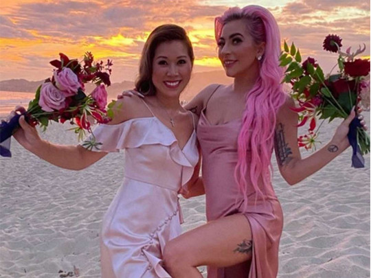 Босая Леди Гага прибыла на свадьбу подруги в розовом платье и розовыми волосами
