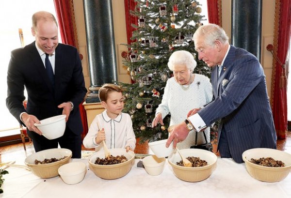 Принц Джордж мило готовит рождественский пудинг с Великой Королевой бабушкой Елизаветой