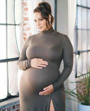 Эшли Грэм снялась для обложки журнала Vogue и дала интервью о будущем ребенке и своих попытках похудеть