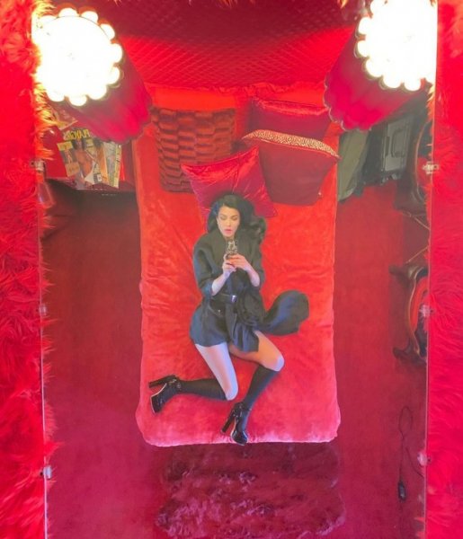 Кортни Кардашьян в новом селфи невероятно похожа на свою сестру Ким Кардашьян
