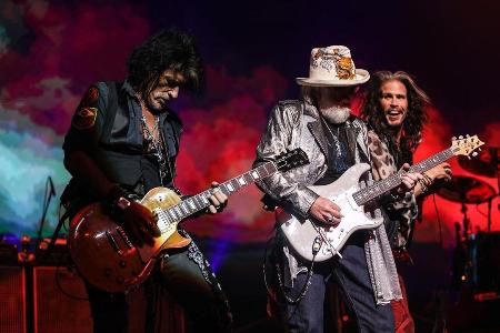 Группа Aerosmith оказалась в центре скандала: участники судятся между собой