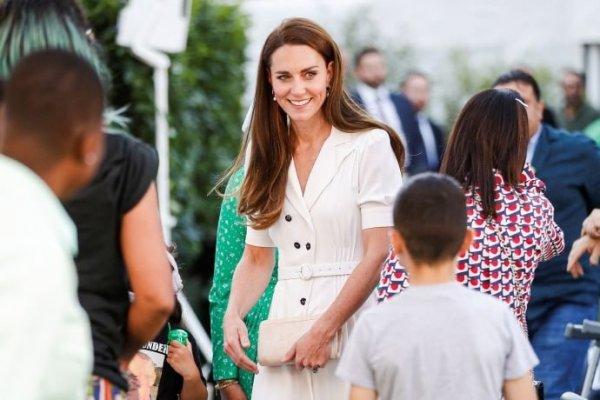 Kate Middleton appeared at the memorial service in "plain" /></noscript> Kate Middleton, Duchess of Cambridge, attended the memorial service in honor of the fifth anniversary of the fire at Grenfell Tower, while looking, as always, refined and sophisticated. </p><!-- adman_adcode (middle, 1) --><script async src=