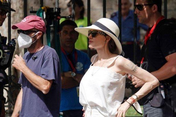 Angelina Jolie covered her face and exposed her shoulders