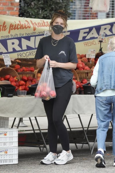 Paparazzi "caught" Katherine Schwarzenegger unkempt at the market
