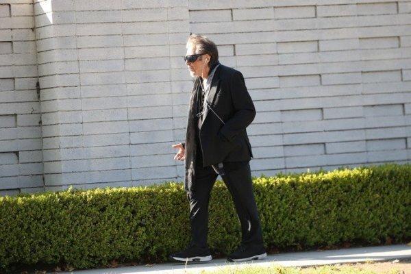 Al Pacino went for a walk in the style of a rumpled Don Corleone