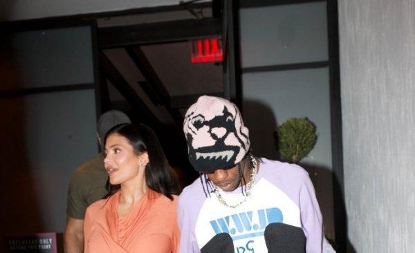 Kylie Jenner and Travis Scott left the restaurant after a romantic dinner