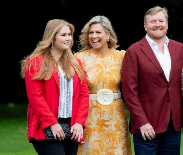 Queen Maxima chose the color of royal at home when meeting students