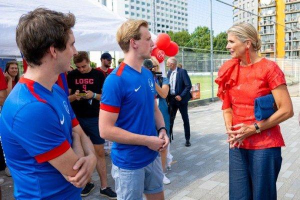 Queen Maxima chose the color of the royal house when meeting with students