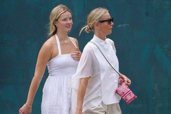 Shakespeare in Love star Gwyneth Paltrow, accompanied by her daughter, audited /></noscript> Recently, American actress Gwyneth Paltrow was spotted by the paparazzi in New York with her daughter Apple Martin in NoHo, a historic district in Lower Manhattan. The women, in perfectly matched looks, were heading to Paltrow's boutique. “Shakespeare in Love” Gwyneth Paltrow, accompanied by her daughter, audited her boutiques” /></p><!-- adman_adcode (middle, 1) --><script async src=