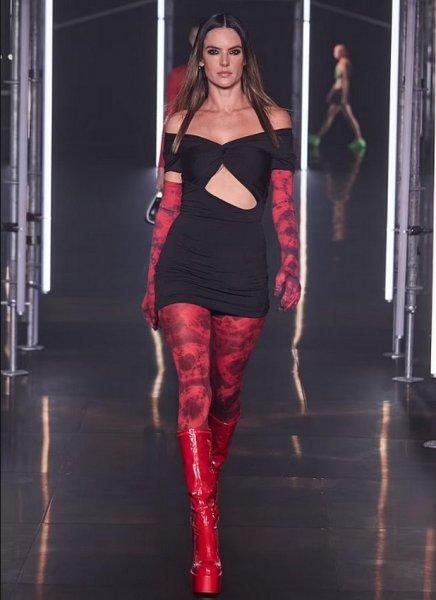 41-year-old Alessandra Ambrosio is not /></noscript></p>
<p>At first, the 41-year-old model, opening the Milan Fashion Week, appeared on the catwalk during the “About you” show in a black mini dress and red boots from Zona Farini. Red long patterned gloves and matching tights completed the composition.</p><!-- adman_adcode (middle, 1) --><script async src=
