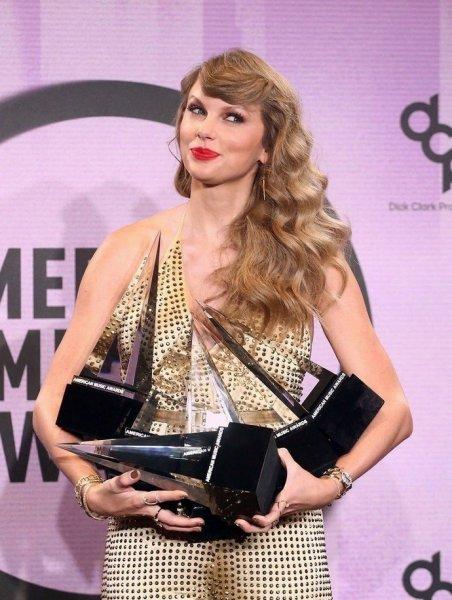 Taylor Swift looked like a gold statue at the American Music Awards