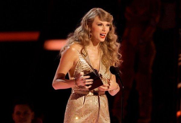 Taylor Swift looked like a golden statue at the American Music Awards