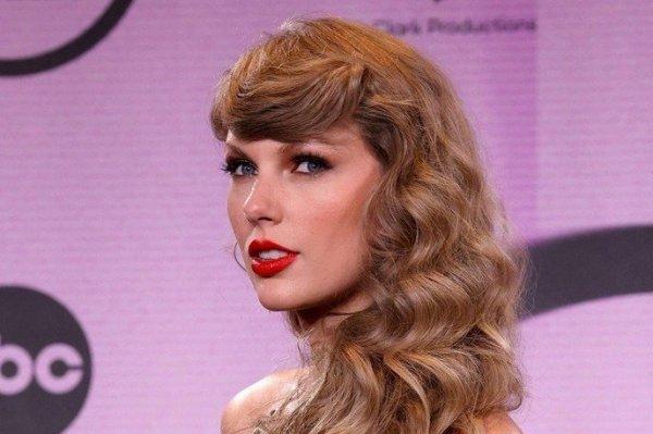 Taylor Swift looked like a gold statue at the American Music Awards