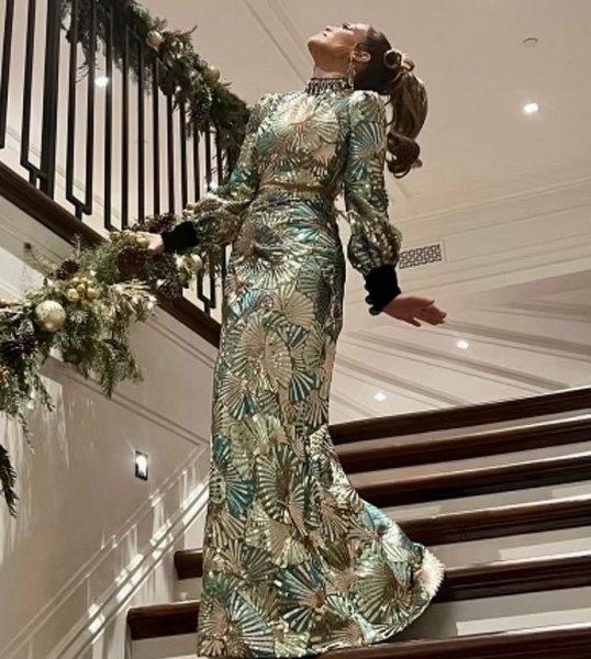 Jennifer Lopez made Christmas in the style of a small colorful bird hummingbird