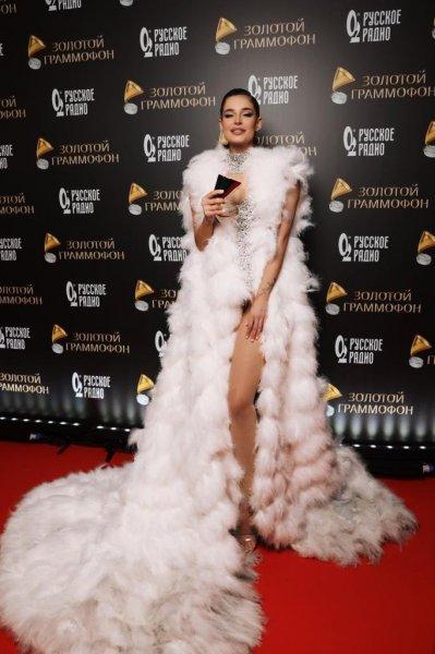 Silver Hanna with a bare pregnant belly, fluffy Sevil and Alisa Lobanova in a bandeau dress with sapphires and rubies: continue look at the outfits of the stars at the Golden Gramophone-2022 awards
