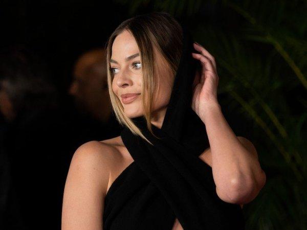 Brad Pitt, Margot Robbie and Olivia Wilde sported classic color at the Los Angeles premiere of Babylon /></noscript></p>
<p>Oscar nominee Margot Robbie, 32, flaunted her toned figure in a sexy black Alaia hooded mini dress.</p><!-- adman_adcode (middle, 1) --><script async src=