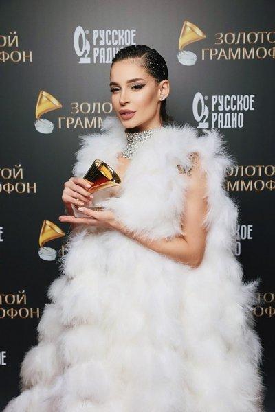 Silver Hannah bare pregnant belly, fluffy Sevil and Alisa Lobanova in bandeau dress with sapphires and rubies: continue look at the outfits of the stars at the Golden Gramophone-2022 awards