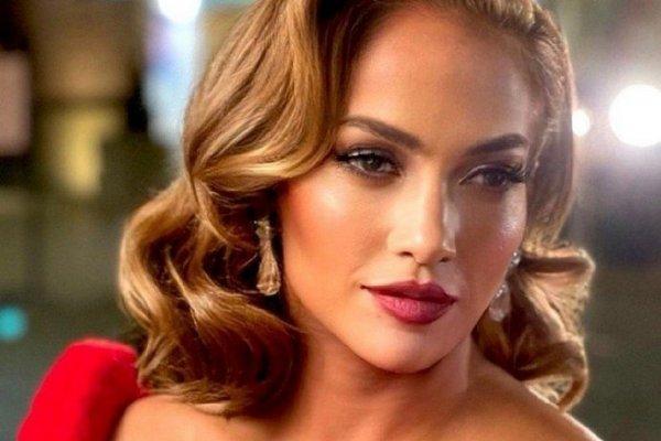 Jennifer Lopez made Christmas in the style of a small colorful hummingbird