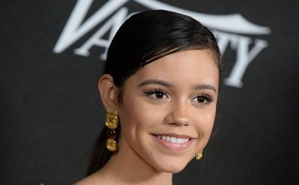 Jenna Ortega did not make the expected furor on on the red carpet, but Emma D'Arcy captivated fans with her unusual style