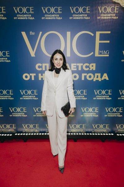 HELEN Yes neckline, Vladis' black mini and Lolita's school classic: what the stars wore at the premiere of «Voice Saves New Year»