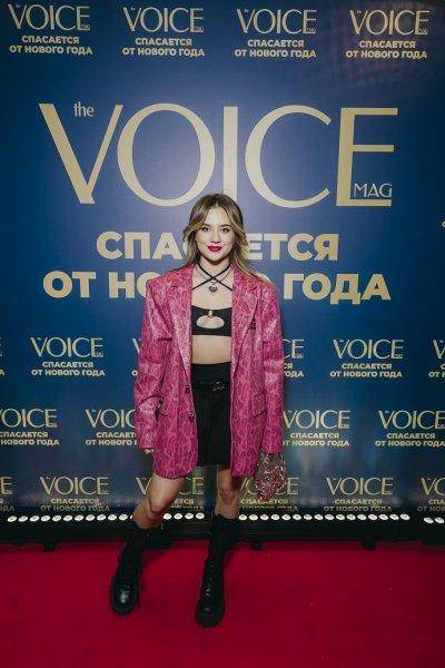 HELEN Yes neckline, Vladis' black mini and Lolita's school classic: what the stars wore at the premiere of «Voice Saves New Year»