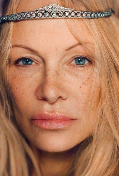 Pamela Anderson starred in a gentle photo shoot without makeup and talked about her loneliness
