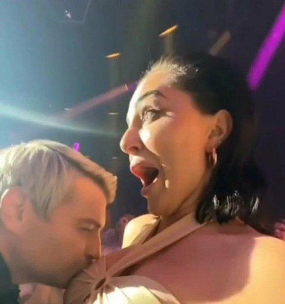 Nikolai Baskov kissed a fan's chest at concert