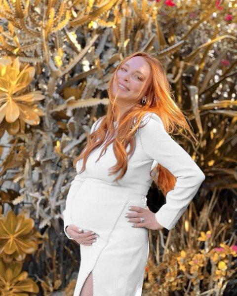Pregnant Lindsay Lohan has posted new photos with a rounded belly